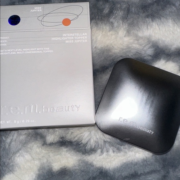 r.e.m. Beauty Highlighter in Miss Jupiter NEW - Picture 3 of 3